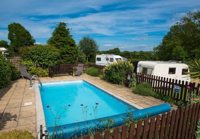 The outdoor heated pool at Greendale Campsite Whissendine