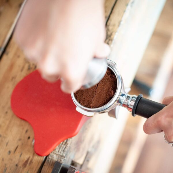 tamping a portafilter