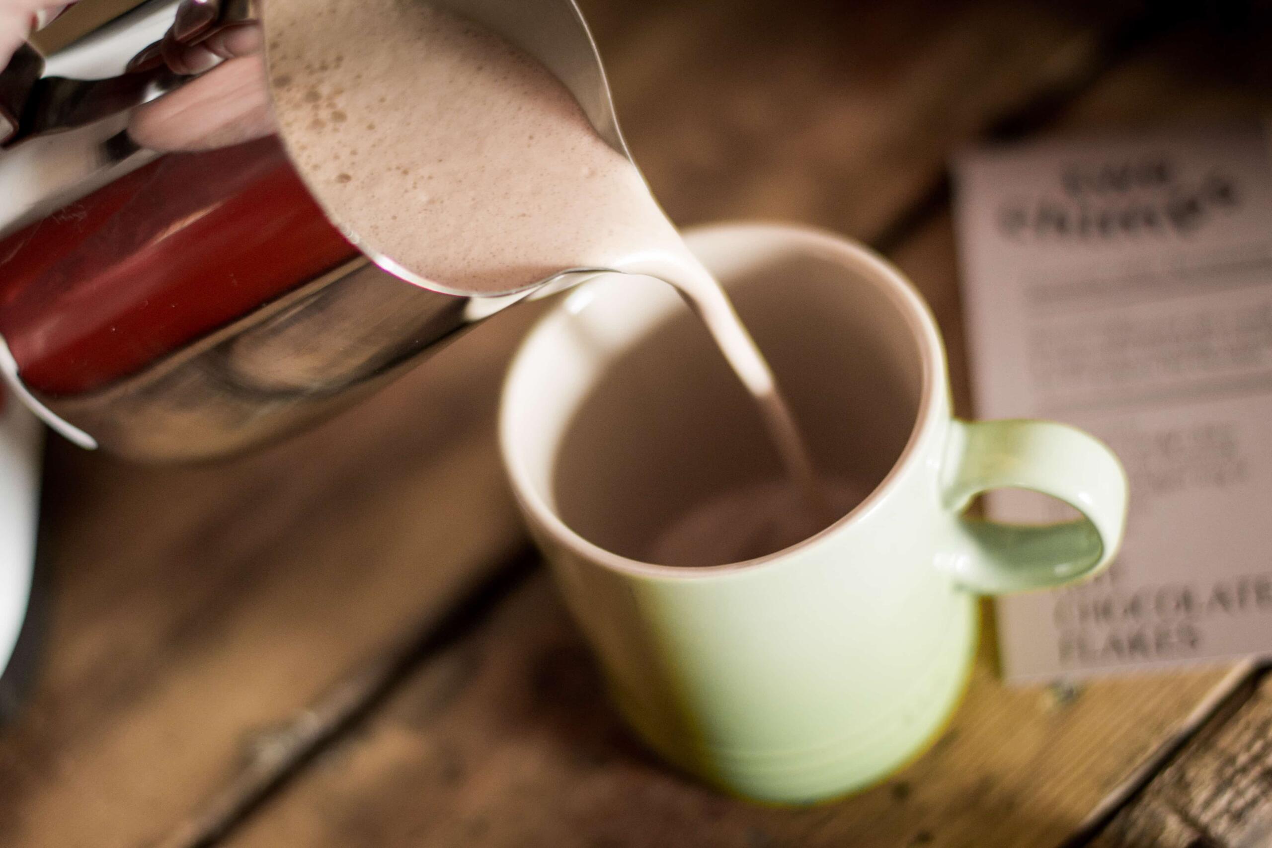 How long to heat milk in microwave for hot chocolate: guidelines